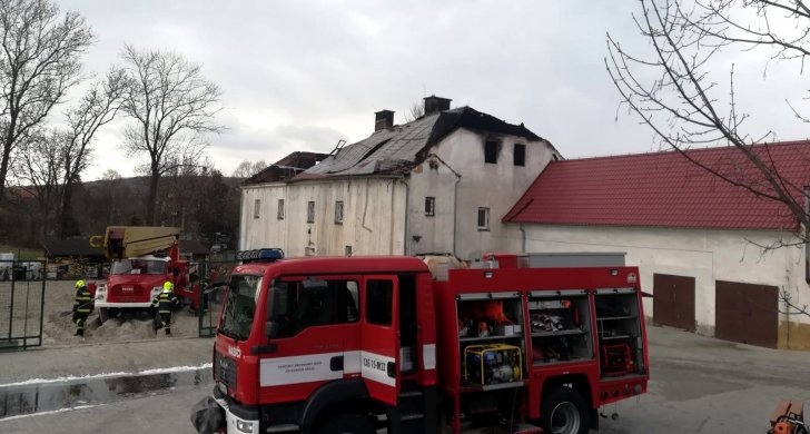 Požár bývalé fary Buškovice (2).JPG